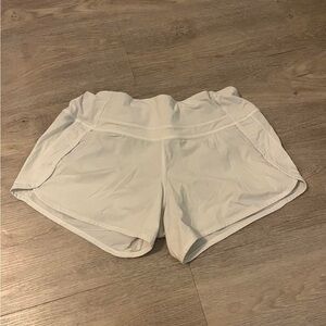 Lululemon white 2.5 speed up shorts